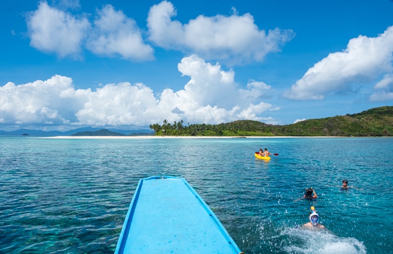 people swimming off of Maosonon Island on Sibaltan Tour