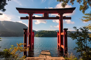 Hakone torii gate in Lake Aishi