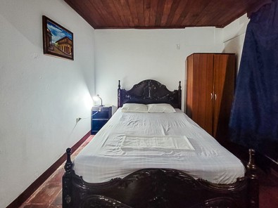 double bed in room at Casa de los Berrios
